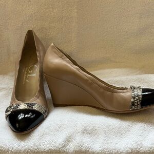 NWT Classy AGL women’s two toned wedge